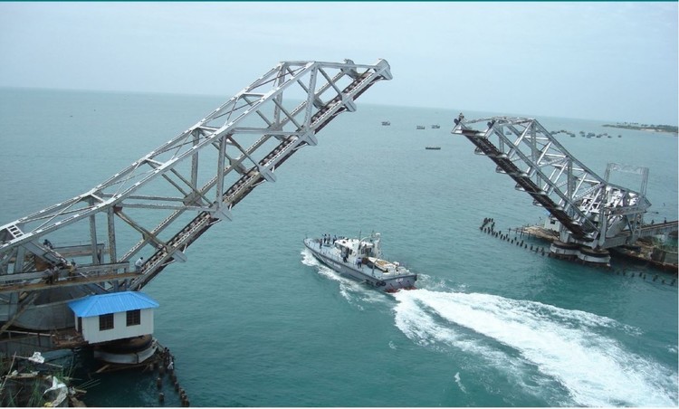 Tow-Ship-Crossing-the-bridge-1024x618.jpg