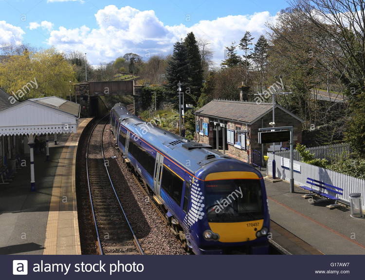 train-arriving-aberdour-railway-station-scotland-april-2016-G17AW7.jpg