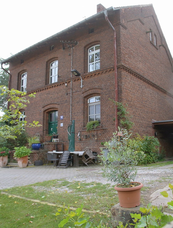 GrK_Bahn-Wohnhaus_Hofseite.jpg