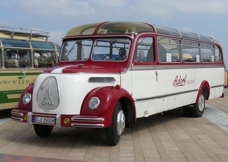 oldtimer-bus-3-d3d4c86f-52f4-43a7-b469-8ecae8fb6435.jpg