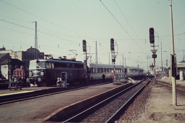 1191886949_BB1042501JohannStraumit4010-WagenNrnbergHbf1971-10-040388.thumb.jpg.dc30480e20391b39bcf61028c86f7e9b.jpg
