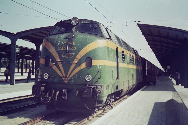 885045715_RENFE340-017-3Madrid-Chamartin1972-07-260835.thumb.jpg.0407596672d24f19ba6dfcfc089e81aa.jpg