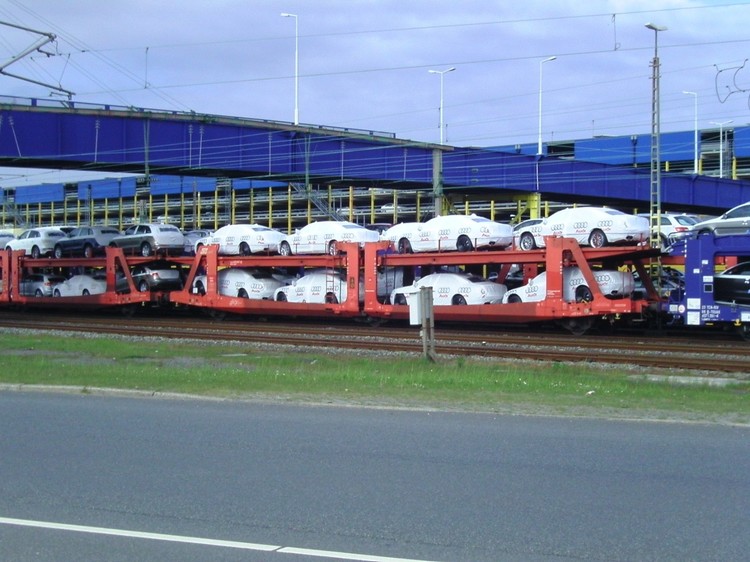 Audi_cars_transport_by_rail.jpg