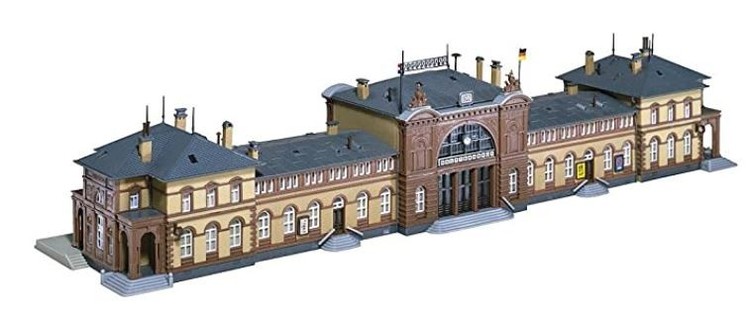 556050288_2021-03-2619_38_35-FALLER212113-BahnhofBonn_Amazon.de_Spielzeugund10weitereSeiten-Per.thumb.jpg.ca74fbb6c8c1e2afc750e9e7a45ff7c1.jpg