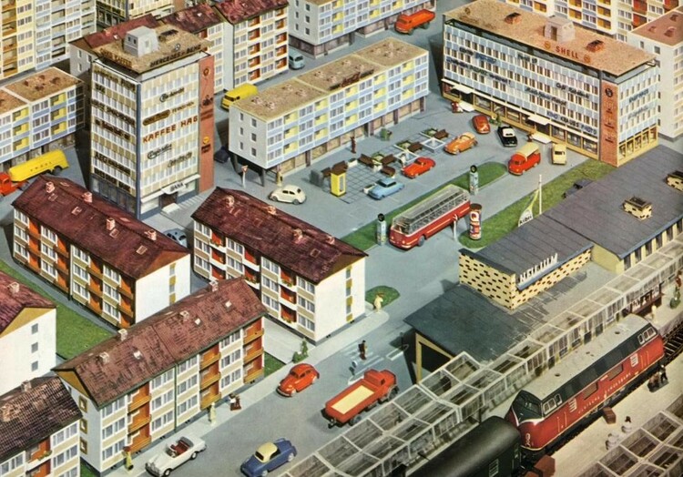 Kibri_Neu-Ulm_Bahnhofsplatz.thumb.jpg.72932daa3b5d3367630412c626e1ac77.jpg