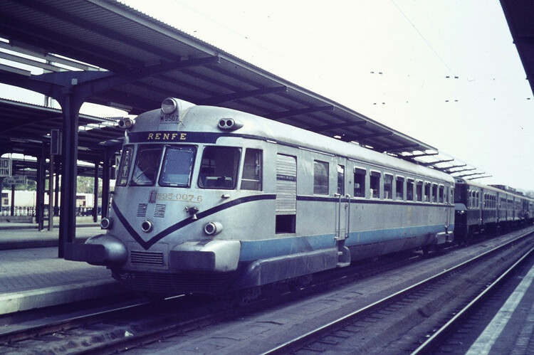 1182328936_RENFE595-007-6Madrid-Chamartin1972-07-260843.thumb.jpg.8bf403435ff3f929f5000b083326e77a.jpg