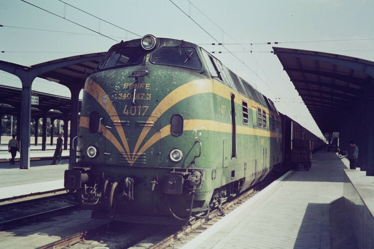 674032689_RENFE340-017-3Madrid-Chamartin1972-07-260835.thumb.jpg.e3712bd40fc22ecad8c80c5432400fba.jpg