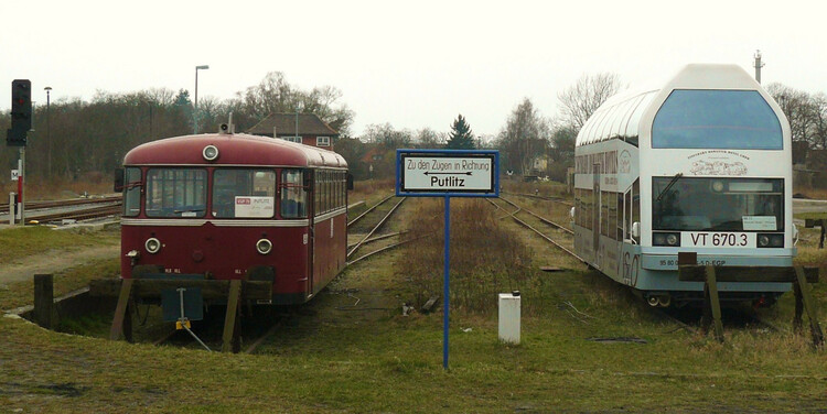 Bahnhof_Pritzwalk_(4)_VT_670.3_and_Ferkeltaxi.JPG