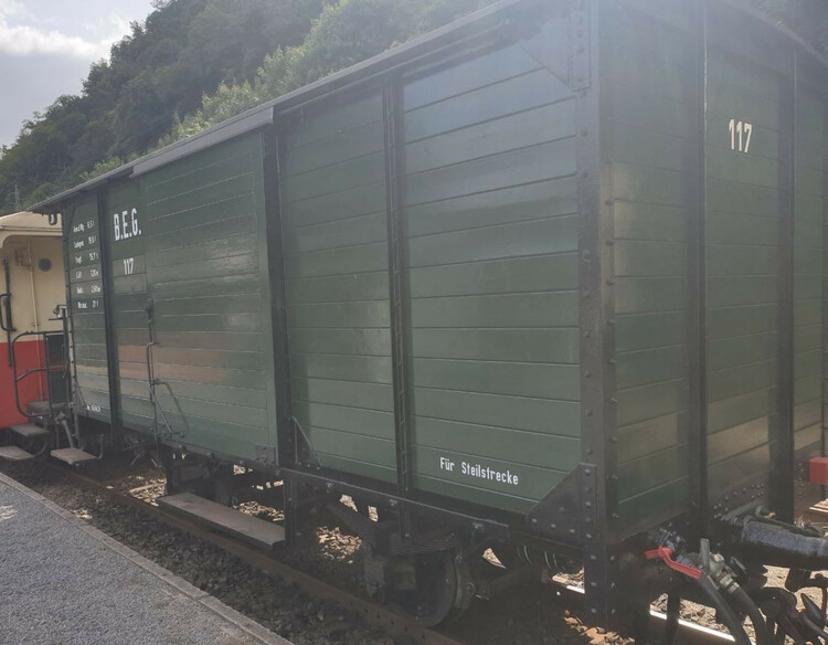 Begleitwaggon.thumb.JPG.eeb372beb2b4181be8843a238d54fa67.JPG