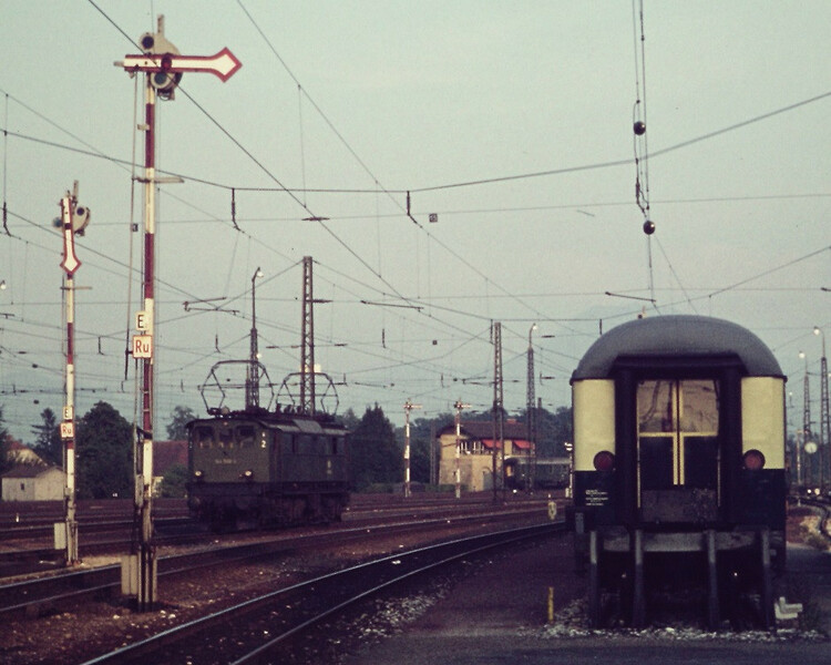 1849351722_01BayerischeSignaleFreilassingBf1975-09-011336.thumb.jpg.8dbe5d5cbe29bfe57a247ef63f3b84cf.jpg