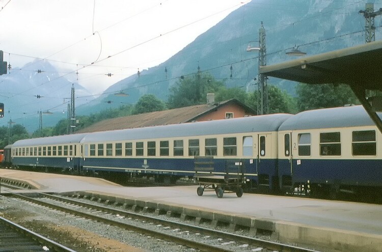 Intercity_ozeanblau-beige_Jenbach_1979.jpg