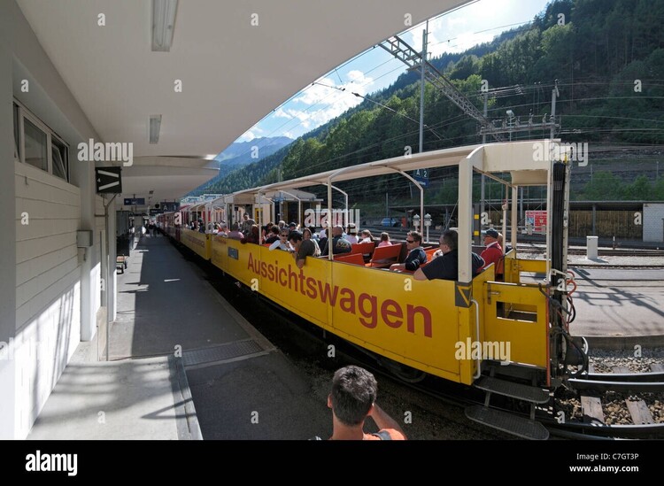 train-ride-on-the-panorama-carriage-with-rhtische-bahn-on-the-bernina-C7GT3P.jpg