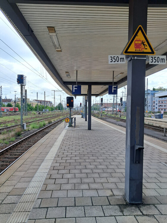 bahnsteig.thumb.jpg.8cd0f1f9ca72aaa17f52061d29fbb44e.jpg