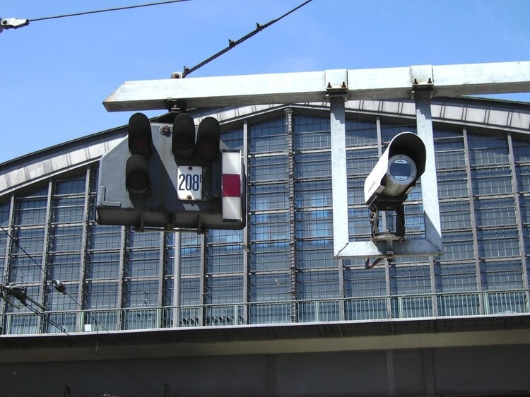gleissperrsignal-mit-ueberwachungskameraam-05juni-2010im-576871.jpg