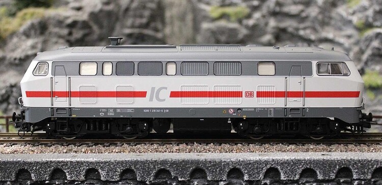 roco-7300035-diesellokomotive-218-341-6-db-ag.jpg