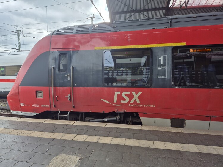 BR_422_(Talent 2)_Farbvariation_Rhein_Sieg_Express.jpg